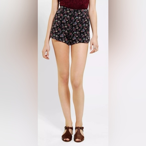 Urban Outfitters Kimchi Blue Floral Tapestry Pin Up High Waist Shorts Size 0 - Picture 3 of 12